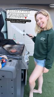 Samantha Hanratty feet photo thumbnail