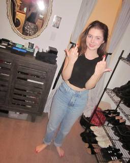 Samantha Hanratty feet photo thumbnail