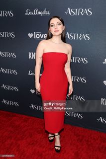 Samantha Hanratty feet photo thumbnail