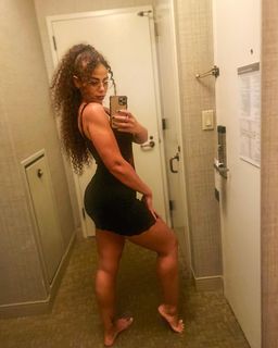 Samantha Irvin feet photo thumbnail