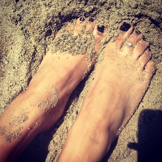 Samantha Logan feet photo 6