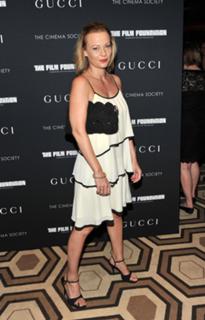 Samantha Mathis feet photo thumbnail