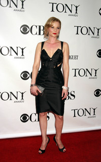 Samantha Mathis feet photo thumbnail