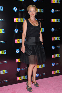 Samantha Mathis feet photo thumbnail