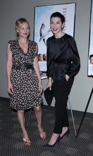 Samantha Mathis feet photo thumbnail