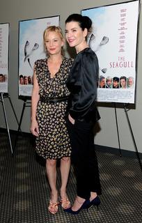 Samantha Mathis feet photo thumbnail