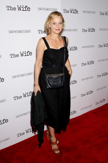 Samantha Mathis feet photo thumbnail