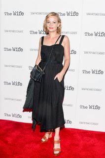 Samantha Mathis feet photo thumbnail