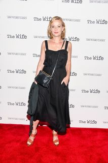 Samantha Mathis feet photo thumbnail