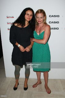 Samantha Mathis feet photo thumbnail