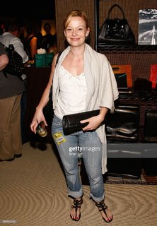 Samantha Mathis feet photo thumbnail