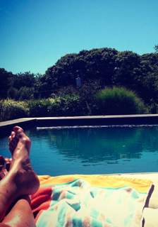 Samantha Mathis feet photo thumbnail