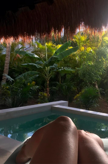 Samantha Mathis feet photo thumbnail