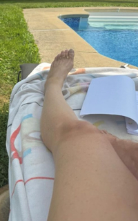 Samantha Mathis feet photo thumbnail