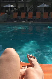 Samantha Mathis feet photo thumbnail