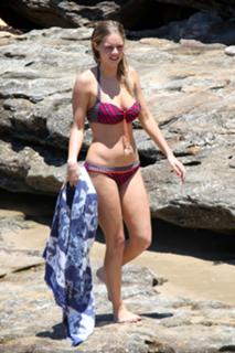Samara Weaving feet photo thumbnail
