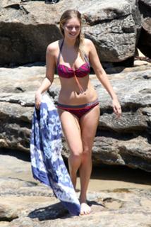 Samara Weaving feet photo thumbnail