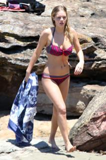 Samara Weaving feet photo thumbnail