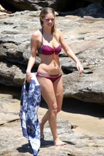 Samara Weaving feet photo thumbnail