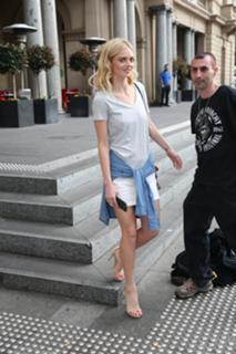 Samara Weaving feet photo thumbnail