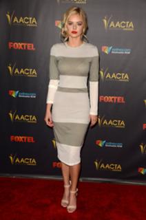 Samara Weaving feet photo thumbnail