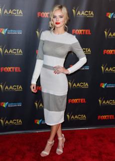 Samara Weaving feet photo thumbnail