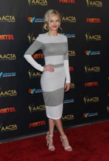 Samara Weaving feet photo thumbnail