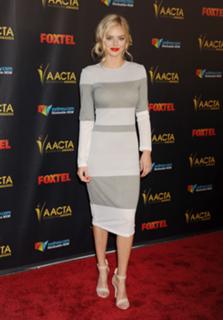 Samara Weaving feet photo thumbnail