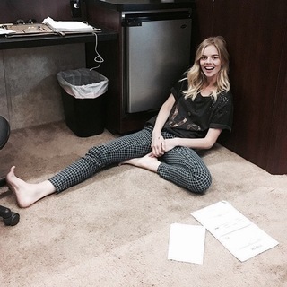 Samara Weaving feet photo thumbnail