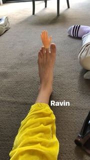 Samara Weaving feet photo thumbnail