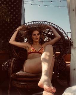Samara Weaving feet photo thumbnail