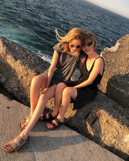 Samara Weaving feet photo thumbnail