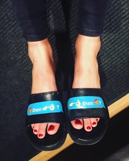 Samara Weaving feet photo thumbnail