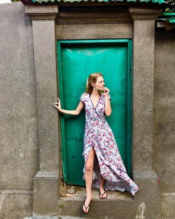 Samara Weaving feet photo thumbnail