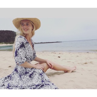 Samara Weaving feet photo thumbnail