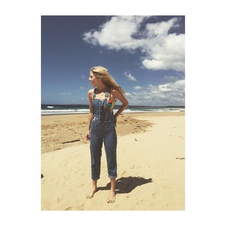 Samara Weaving feet photo thumbnail