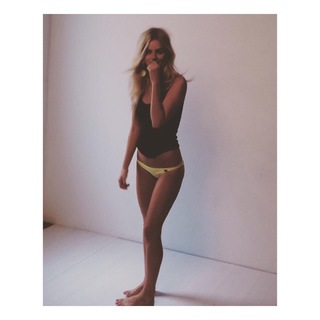 Samara Weaving feet photo thumbnail