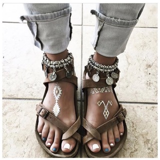 Samara Weaving feet photo thumbnail
