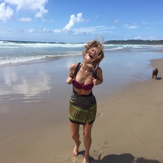 Samara Weaving feet photo thumbnail