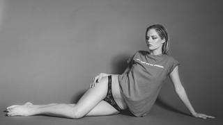 Samara Weaving feet photo thumbnail