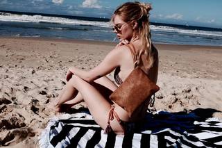 Samara Weaving feet photo thumbnail