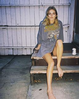 Samara Weaving feet photo thumbnail