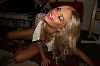 Samara Weaving feet photo thumbnail