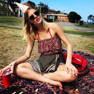 Samara Weaving feet photo thumbnail