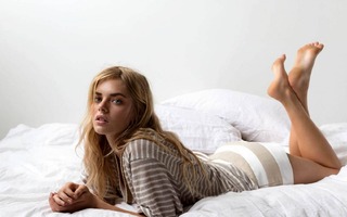 Samara Weaving feet photo thumbnail