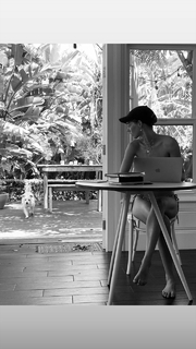 Samara Weaving feet photo thumbnail
