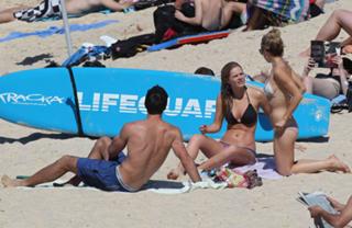 Samara Weaving feet photo thumbnail
