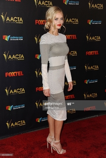 Samara Weaving feet photo thumbnail