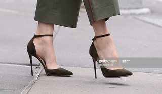 Samara Weaving feet photo thumbnail