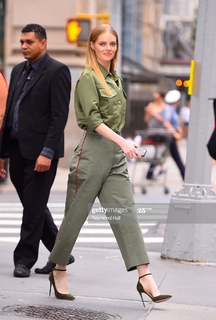 Samara Weaving feet photo thumbnail